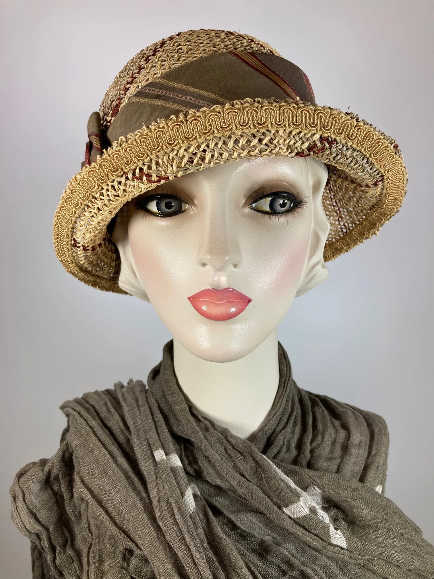 Casual plaid ladies straw cloche hat. 1920s style hat. Womens flapper hat. Beige brown burgundy hat. Light open weave cool summer hat women.
