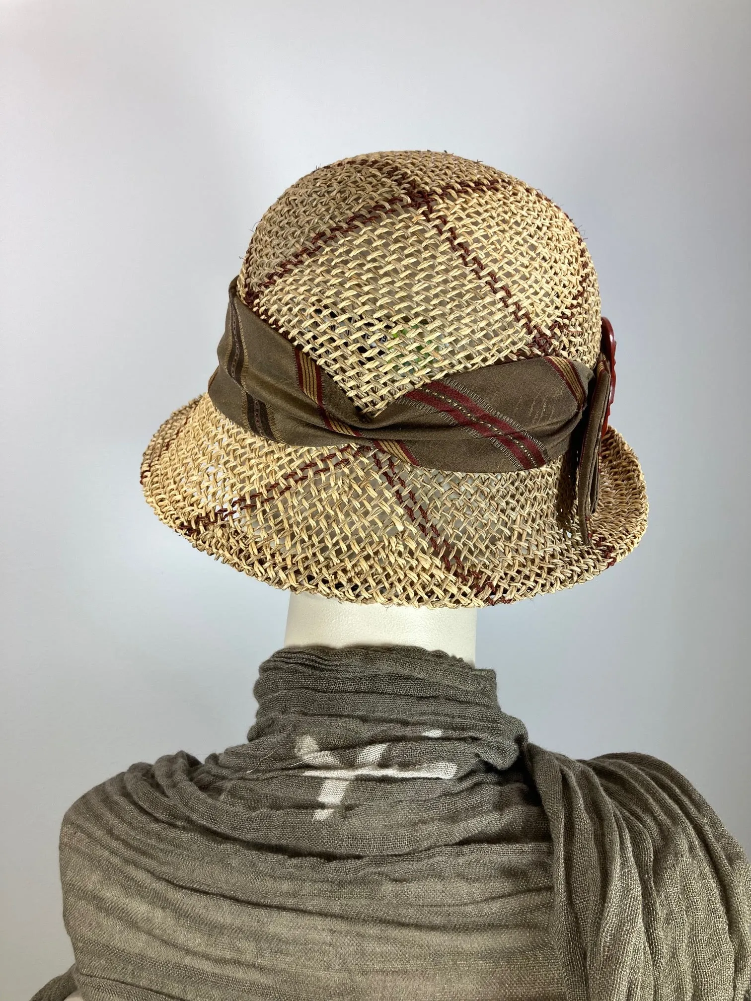 Casual plaid ladies straw cloche hat. 1920s style hat. Womens flapper hat. Beige brown burgundy hat. Light open weave cool summer hat women.