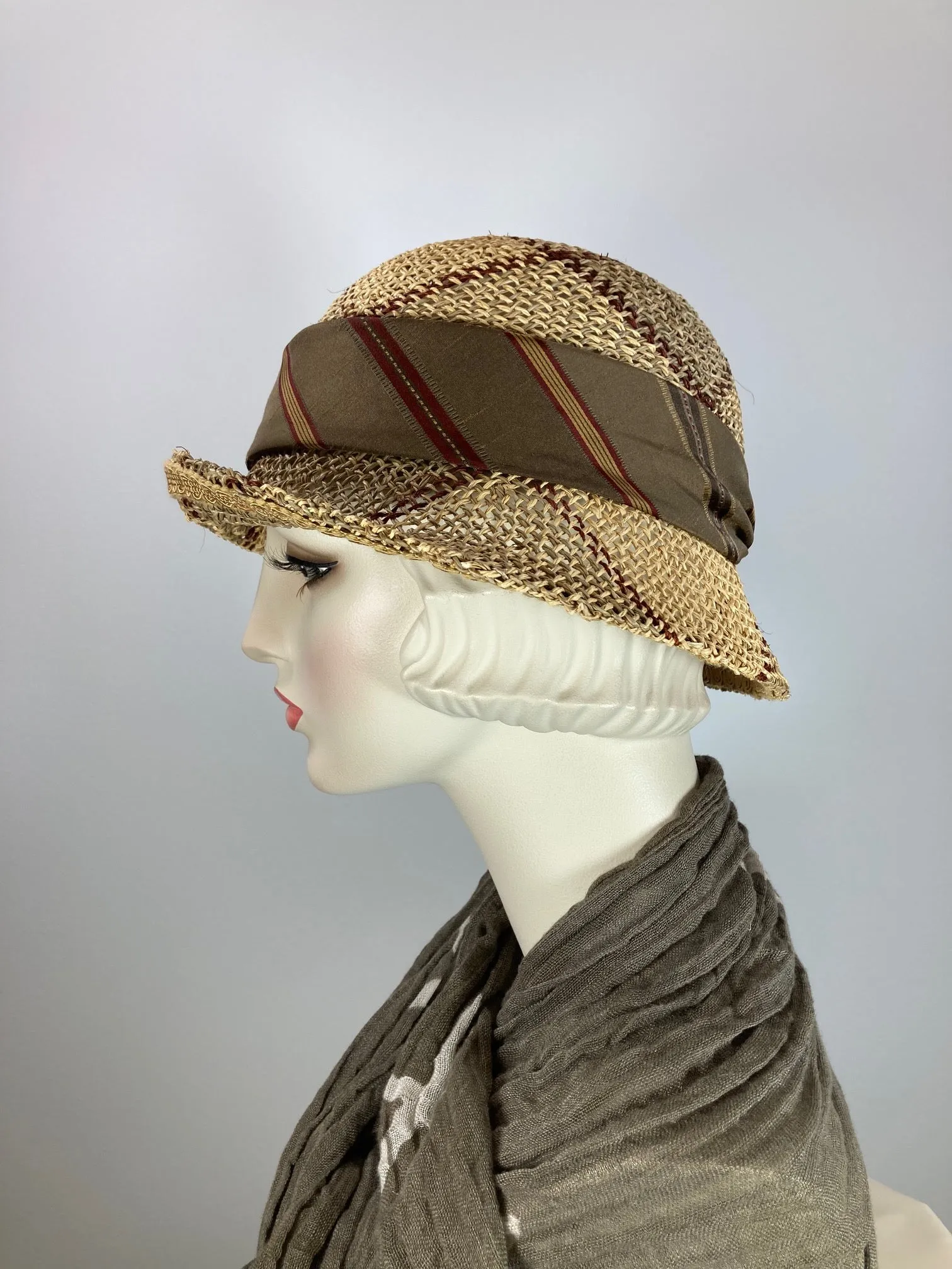 Casual plaid ladies straw cloche hat. 1920s style hat. Womens flapper hat. Beige brown burgundy hat. Light open weave cool summer hat women.