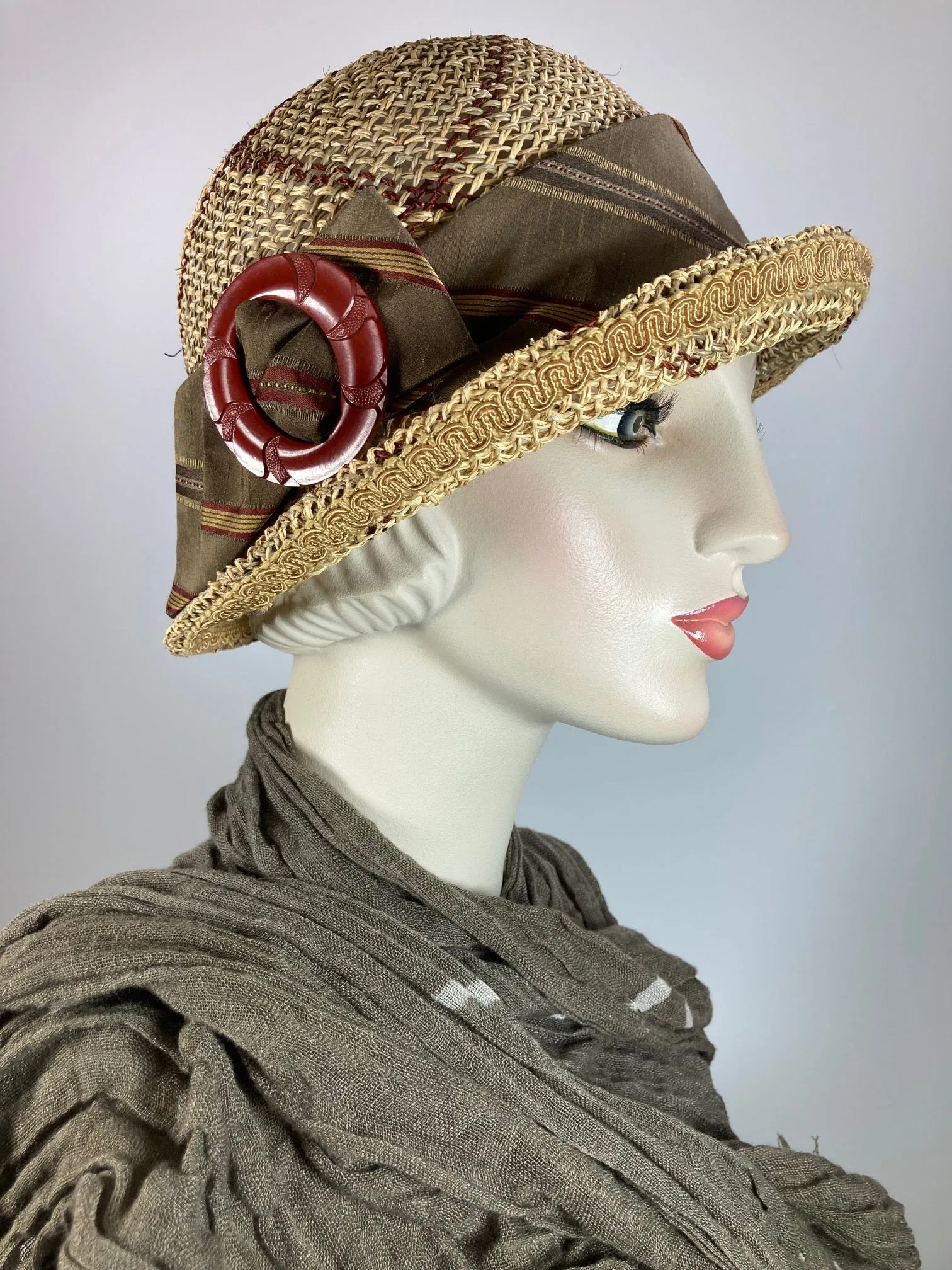 Casual plaid ladies straw cloche hat. 1920s style hat. Womens flapper hat. Beige brown burgundy hat. Light open weave cool summer hat women.