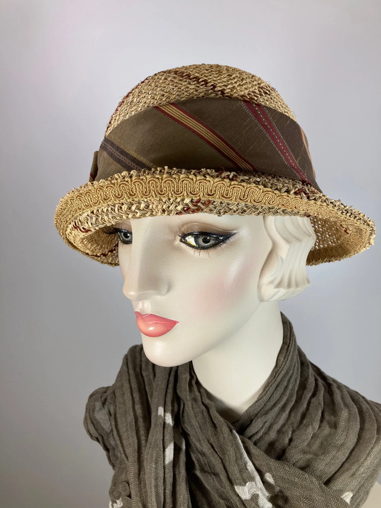 Casual plaid ladies straw cloche hat. 1920s style hat. Womens flapper hat. Beige brown burgundy hat. Light open weave cool summer hat women.