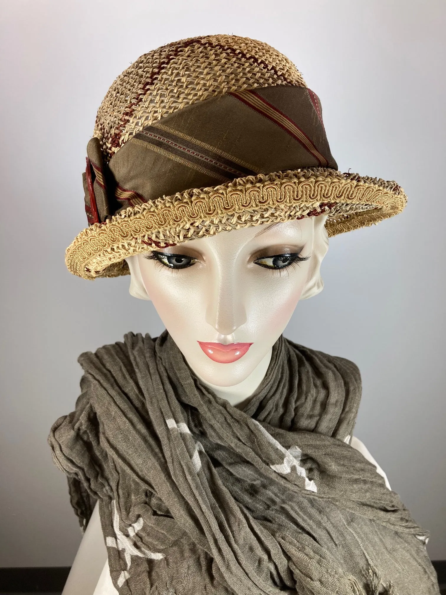 Casual plaid ladies straw cloche hat. 1920s style hat. Womens flapper hat. Beige brown burgundy hat. Light open weave cool summer hat women.