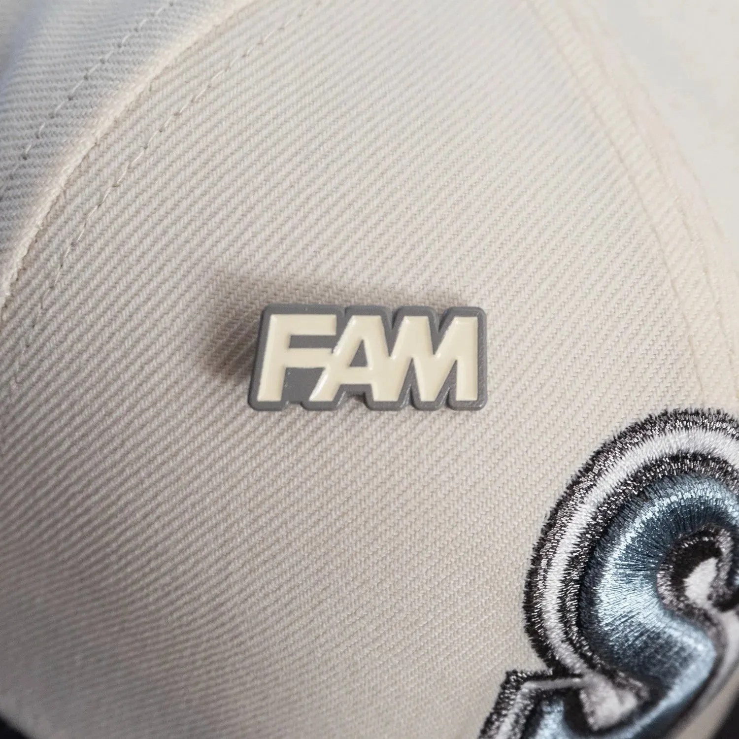 FAM LACE LOCKS   PIN GREY / CHROME WHITE