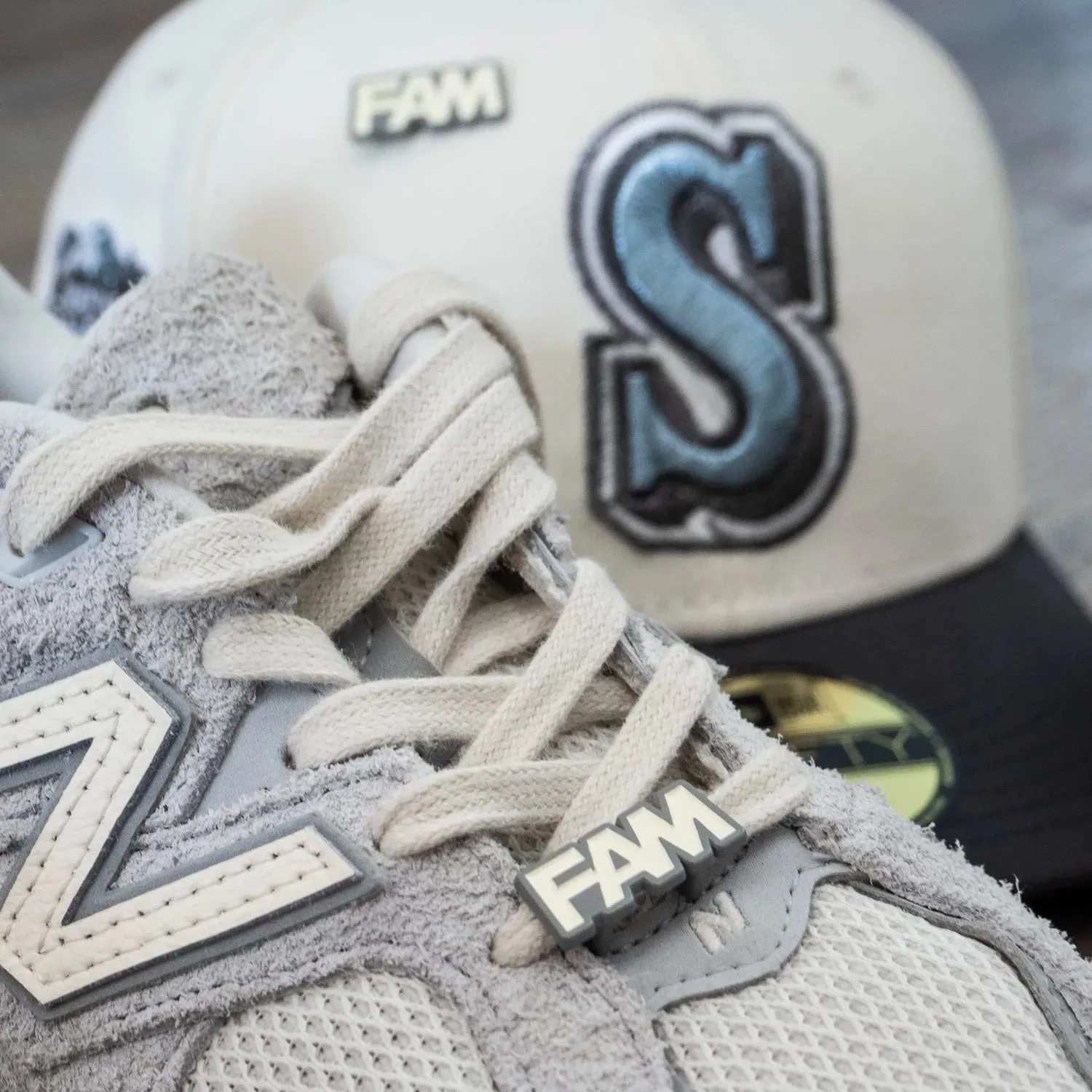 FAM LACE LOCKS   PIN GREY / CHROME WHITE