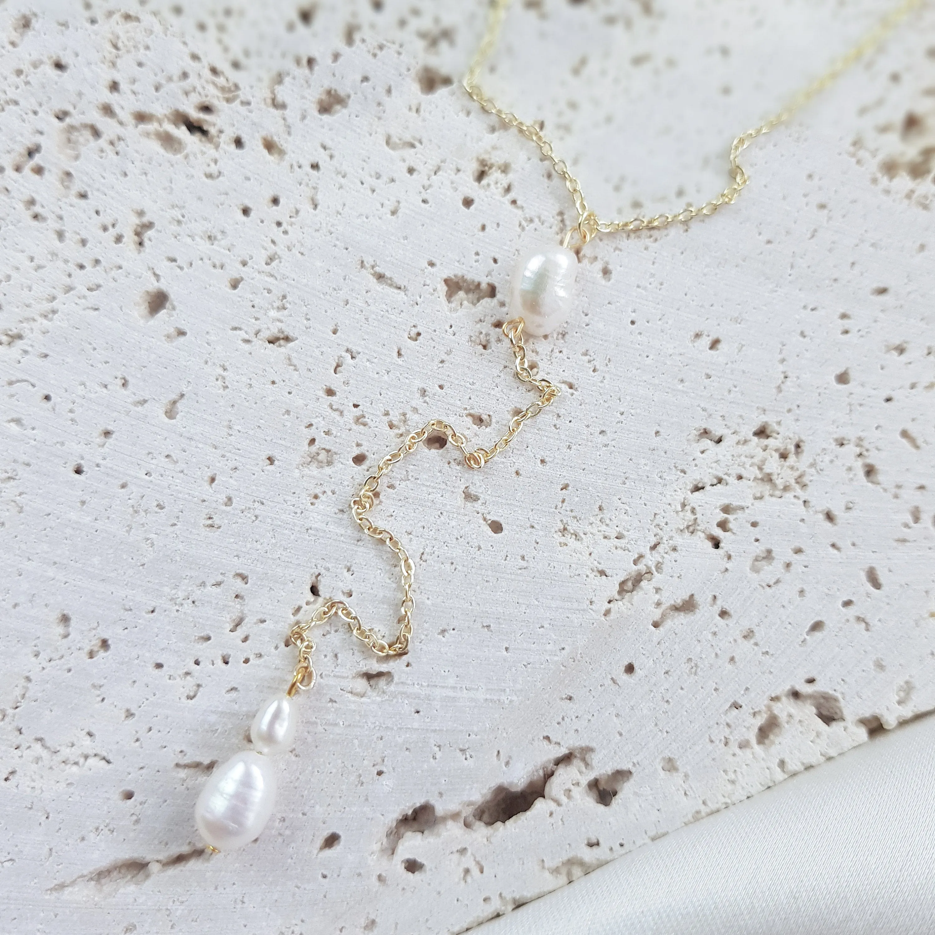 Freshwater pearl bridal lariat necklace, Gold pearl drop wedding necklace, Dainty elegant necklace, Y necklace, Jewellery for brides