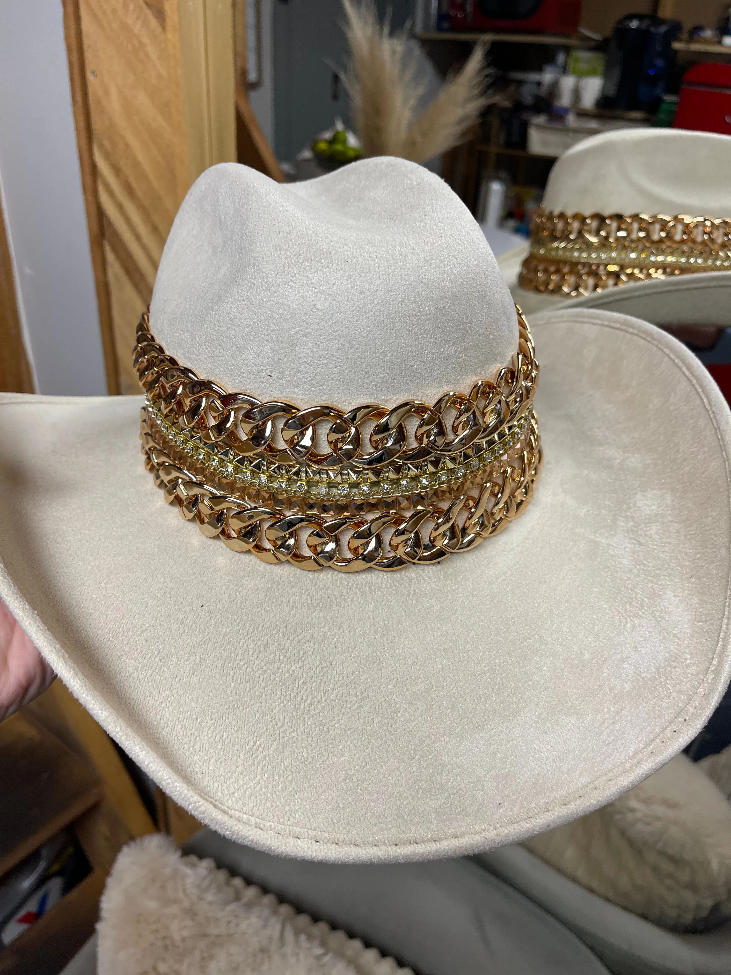 GB ORIGINAL!! The “Beth Dutton” Chain Banded Suede Hat in Ivory