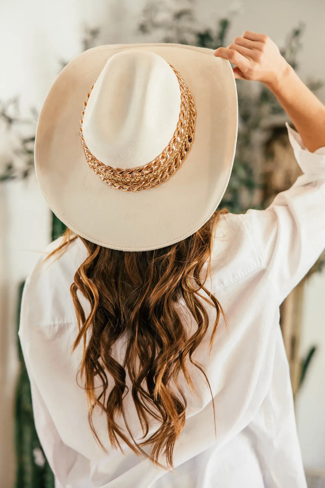 GB ORIGINAL!! The “Beth Dutton” Chain Banded Suede Hat in Ivory