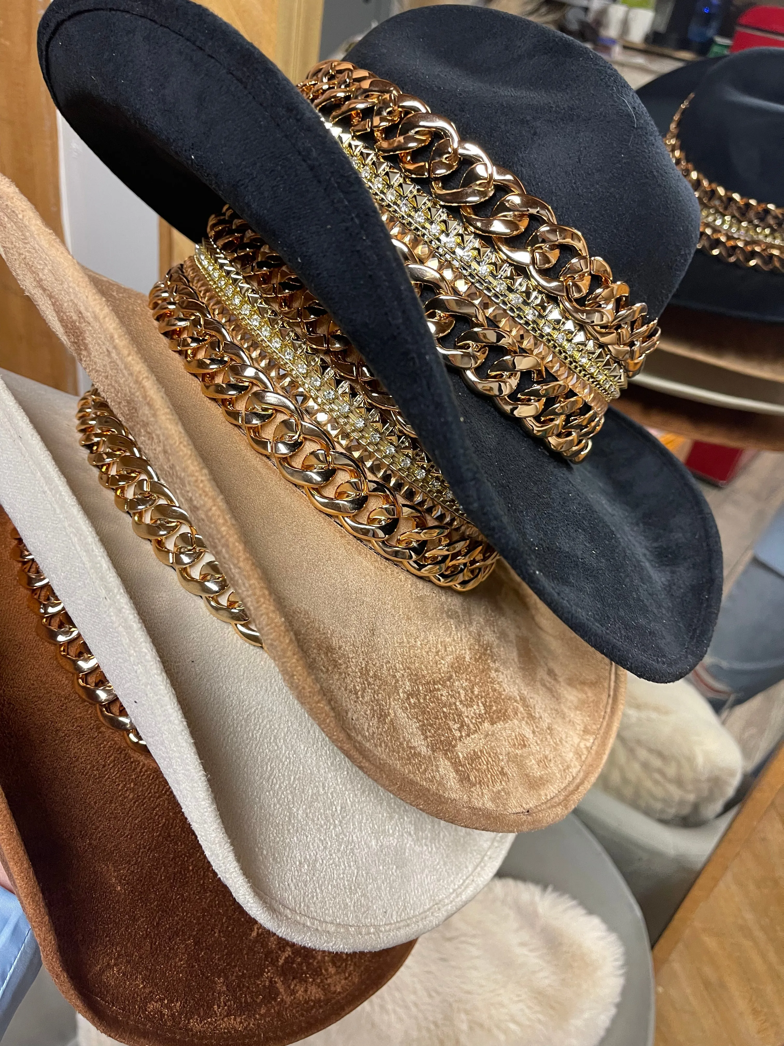 GB ORIGINAL!! The “Beth Dutton” Chain Banded Suede Hat in Ivory