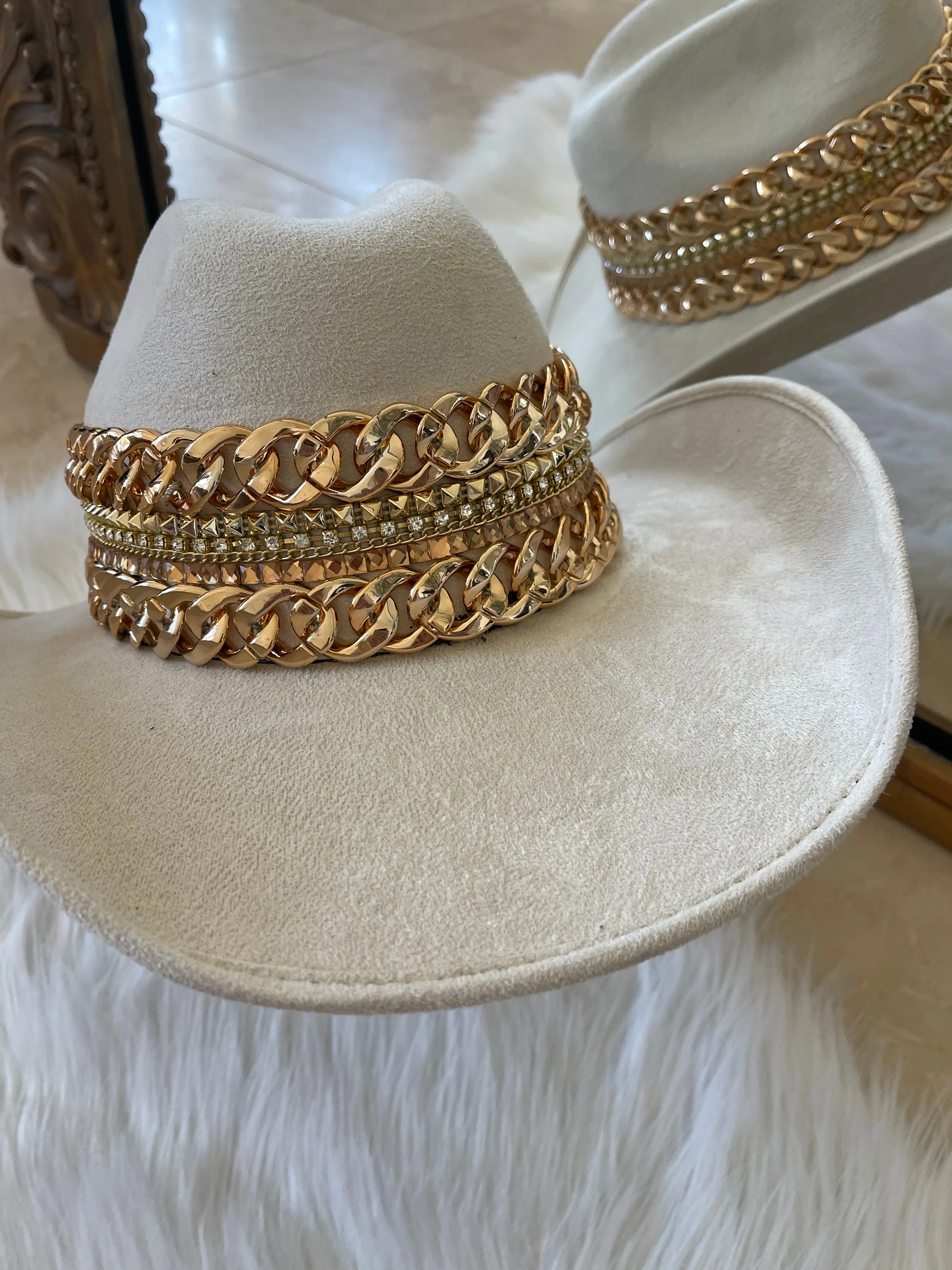 GB ORIGINAL!! The “Beth Dutton” Chain Banded Suede Hat in Ivory