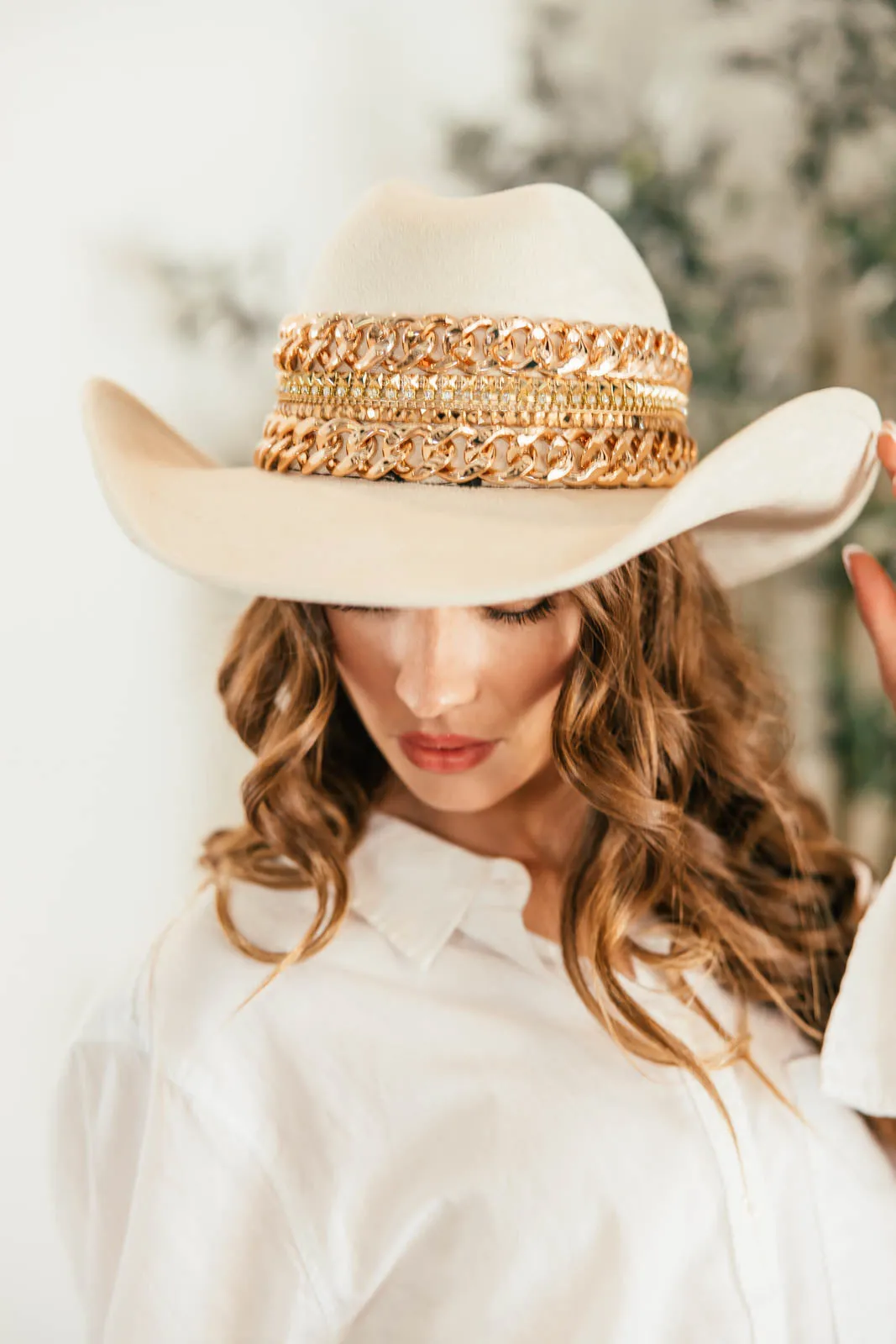 GB ORIGINAL!! The “Beth Dutton” Chain Banded Suede Hat in Ivory