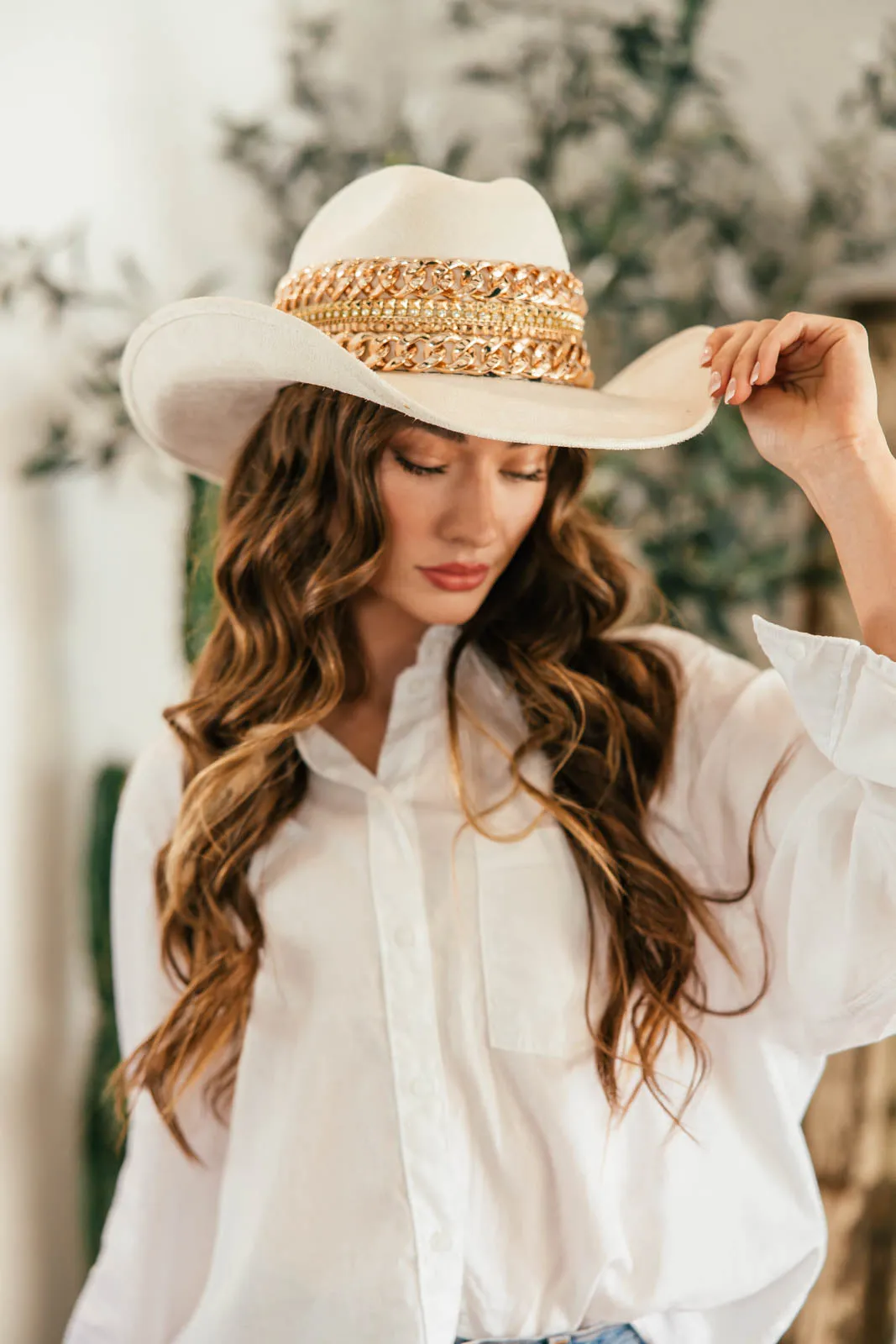 GB ORIGINAL!! The “Beth Dutton” Chain Banded Suede Hat in Ivory