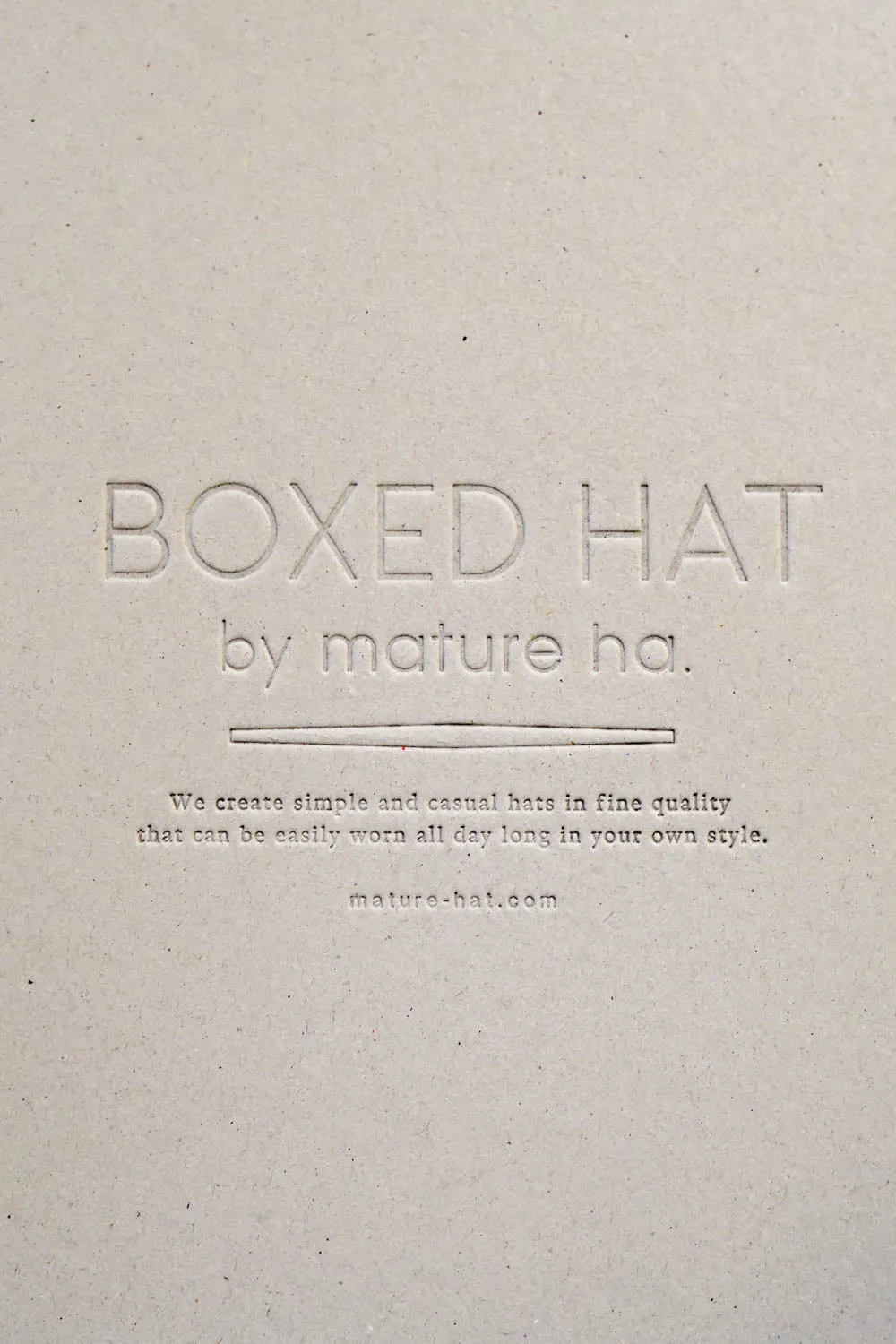 MATURE BOXED HAT CHARCOAL ROSE
