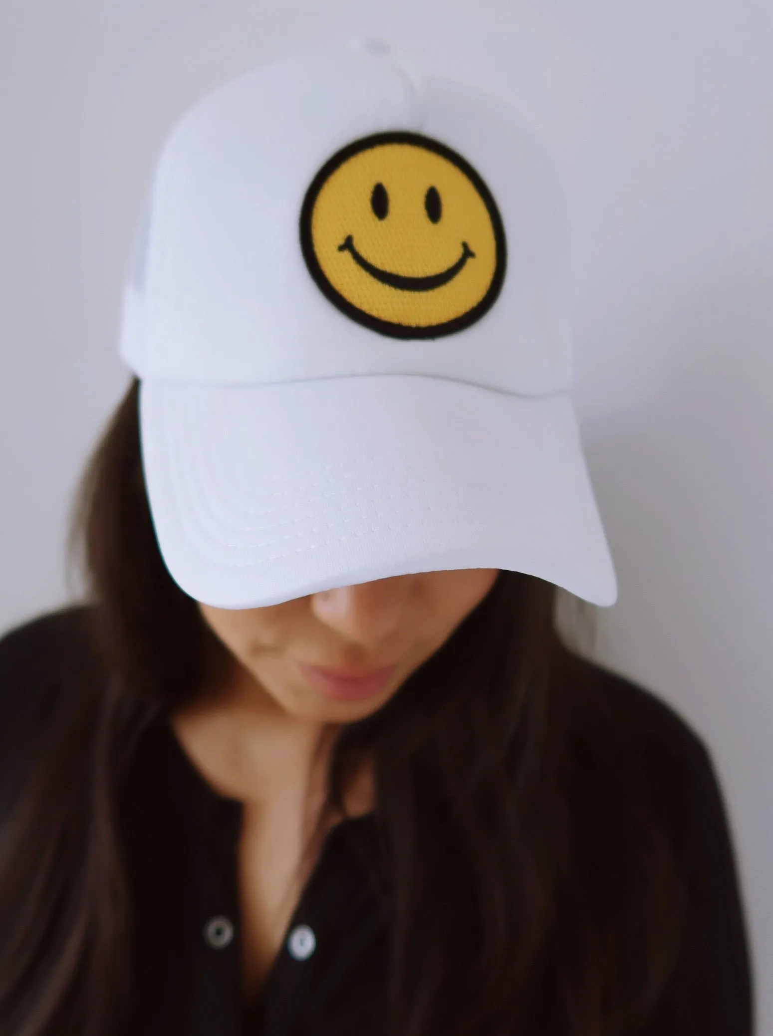 SMILEY FACE TRUCKER HAT IN WHITE
