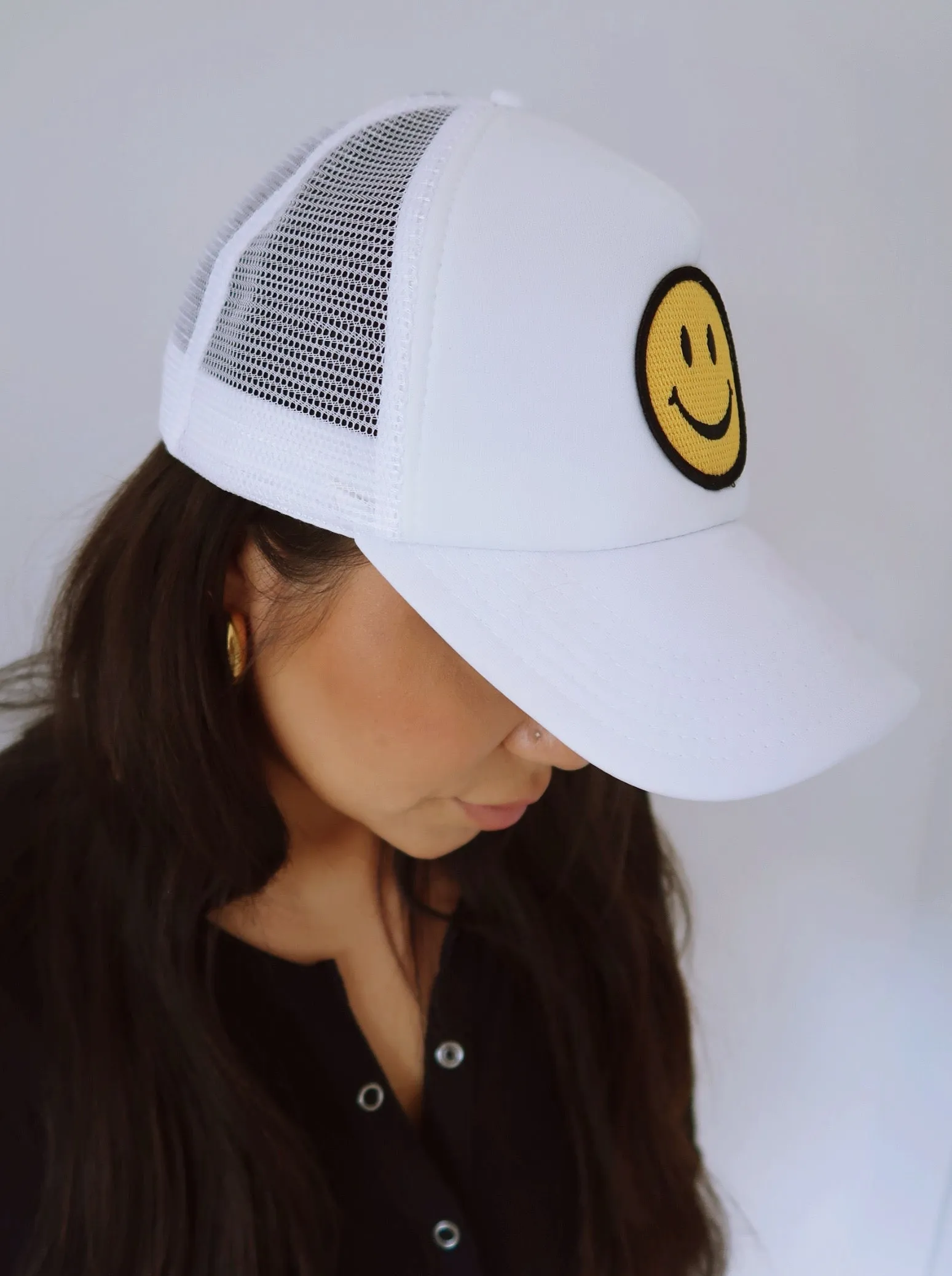 SMILEY FACE TRUCKER HAT IN WHITE