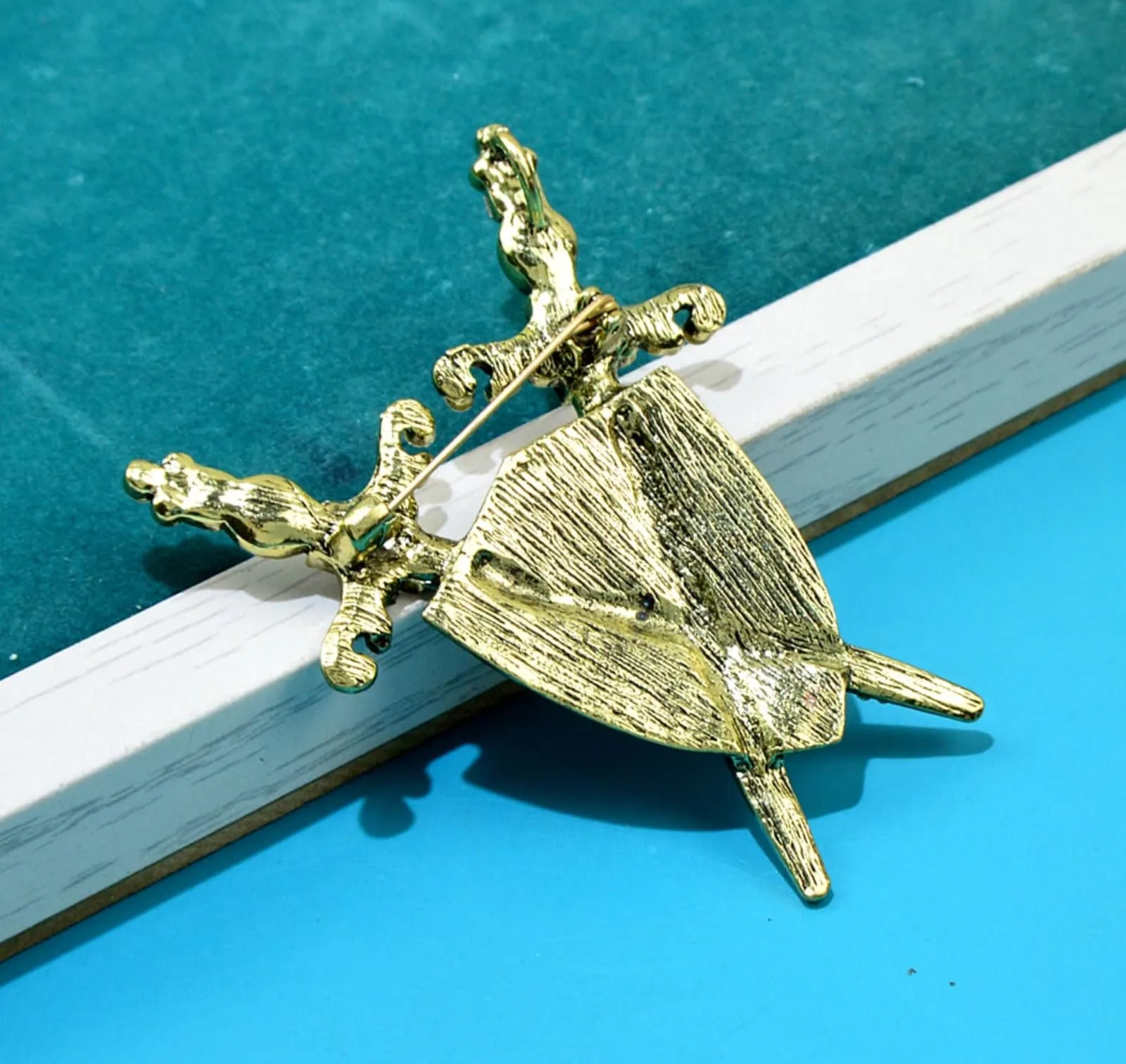 Sword shield brooch vintage look stunning diamonte gold plated christmas pin jj7