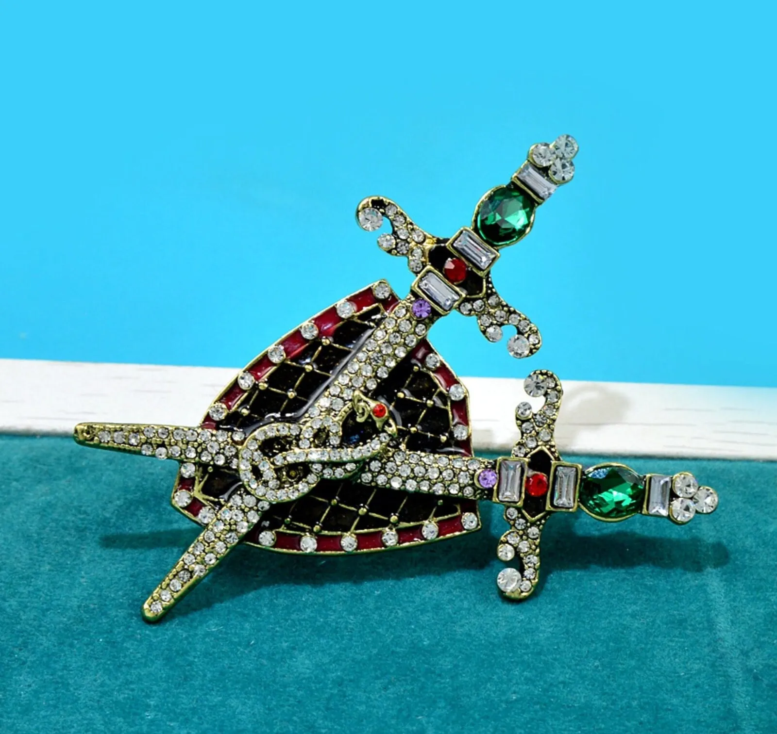 Sword shield brooch vintage look stunning diamonte gold plated christmas pin jj7