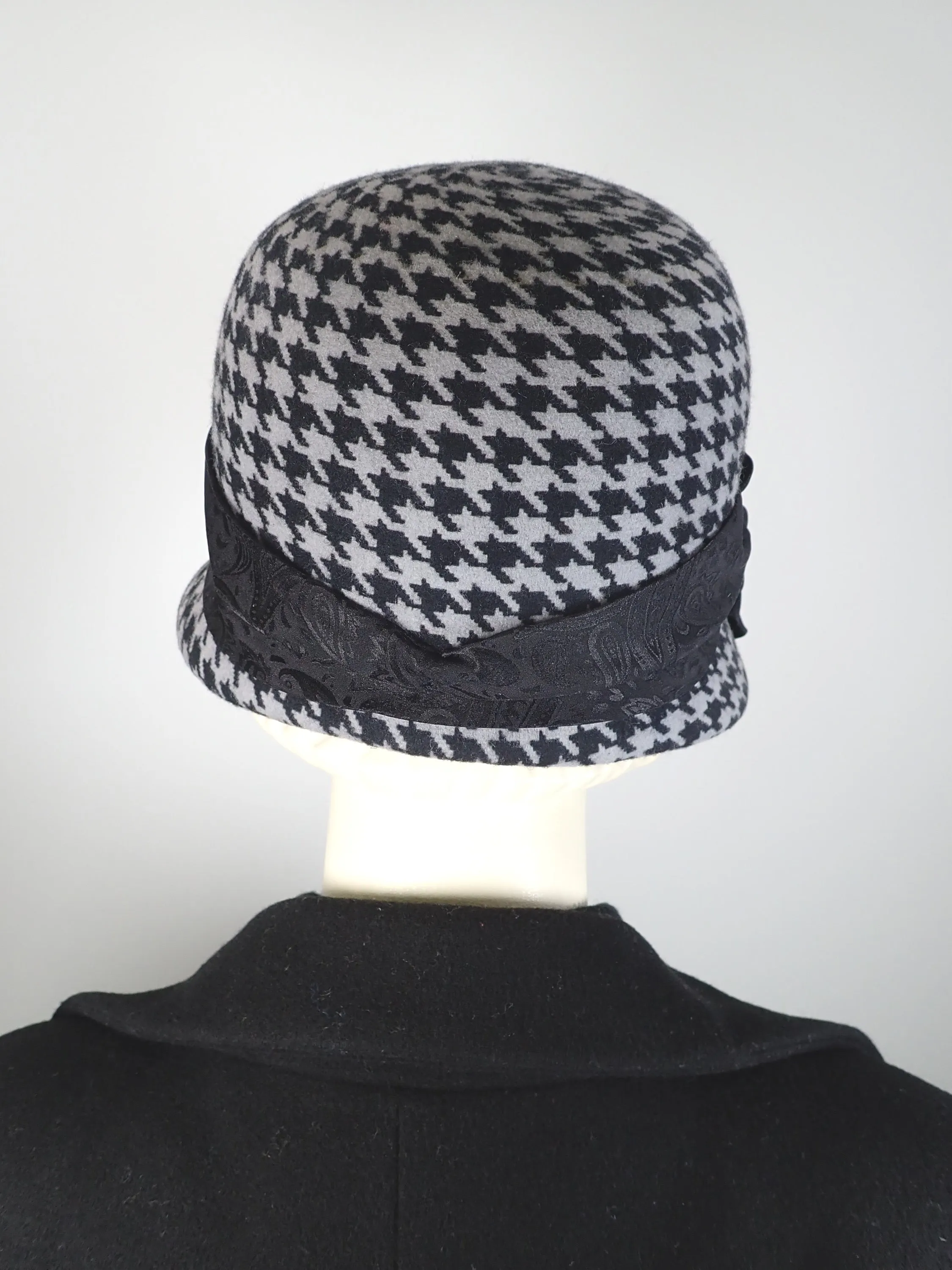 Womens black and gray hounds tooth winter cloche felt hat. 1920s style Hat. Downton Abbey hat. Ladies stylish flapper cloche.