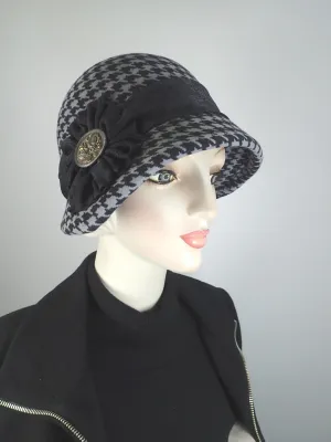 Womens black and gray hounds tooth winter cloche felt hat. 1920s style Hat. Downton Abbey hat. Ladies stylish flapper cloche.