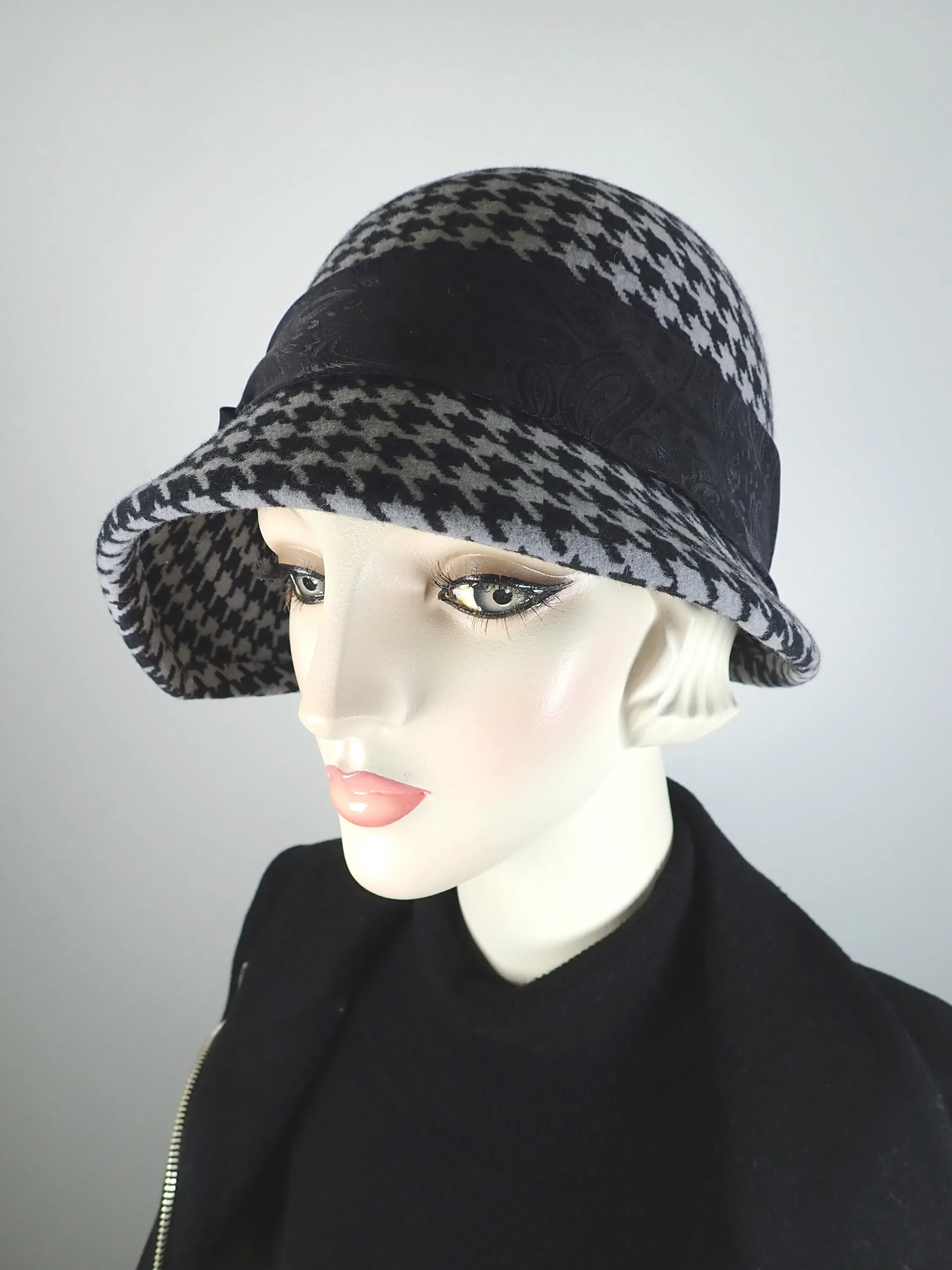 Womens black and gray hounds tooth winter cloche felt hat. 1920s style Hat. Downton Abbey hat. Ladies stylish flapper cloche.