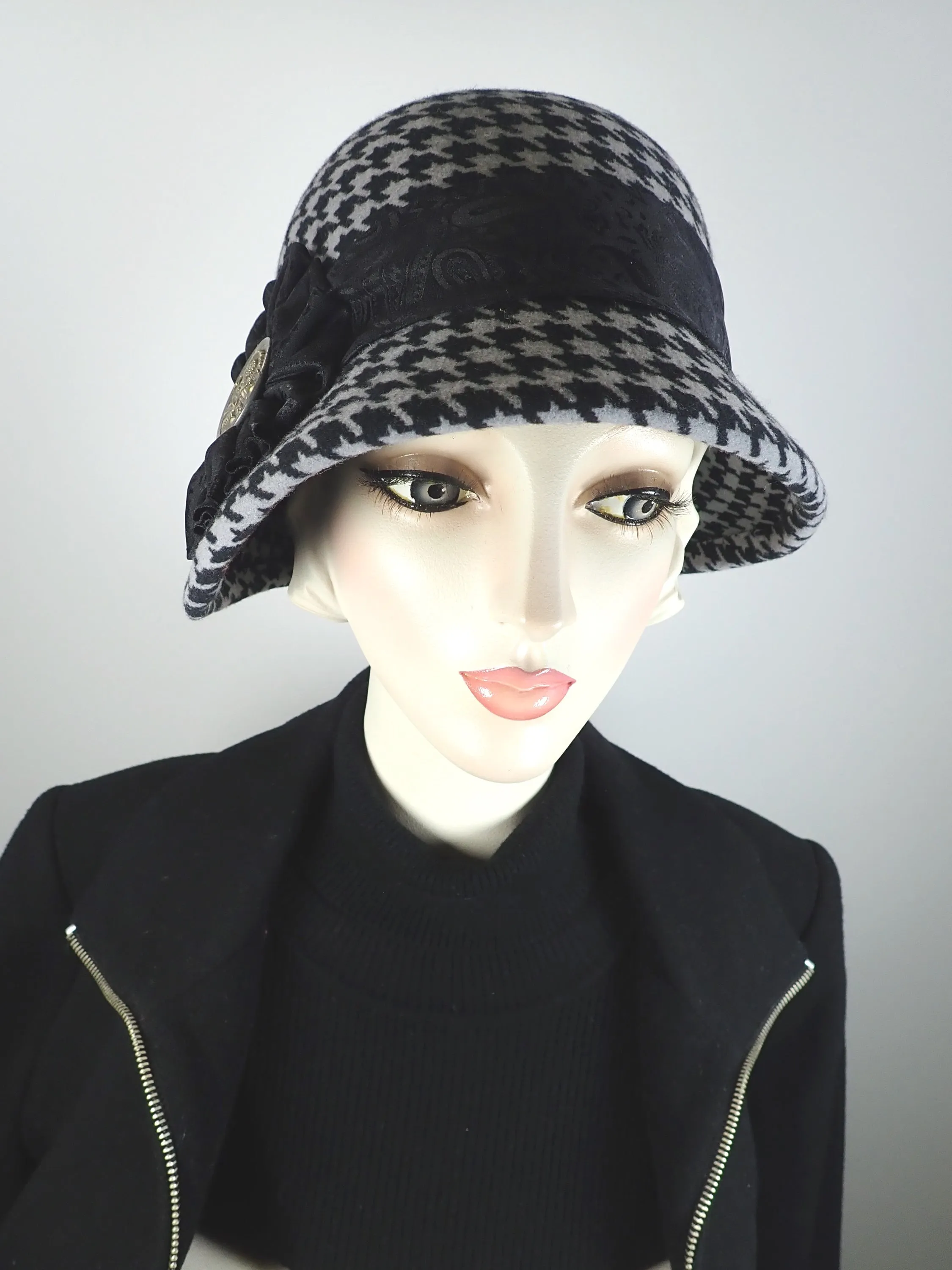 Womens black and gray hounds tooth winter cloche felt hat. 1920s style Hat. Downton Abbey hat. Ladies stylish flapper cloche.