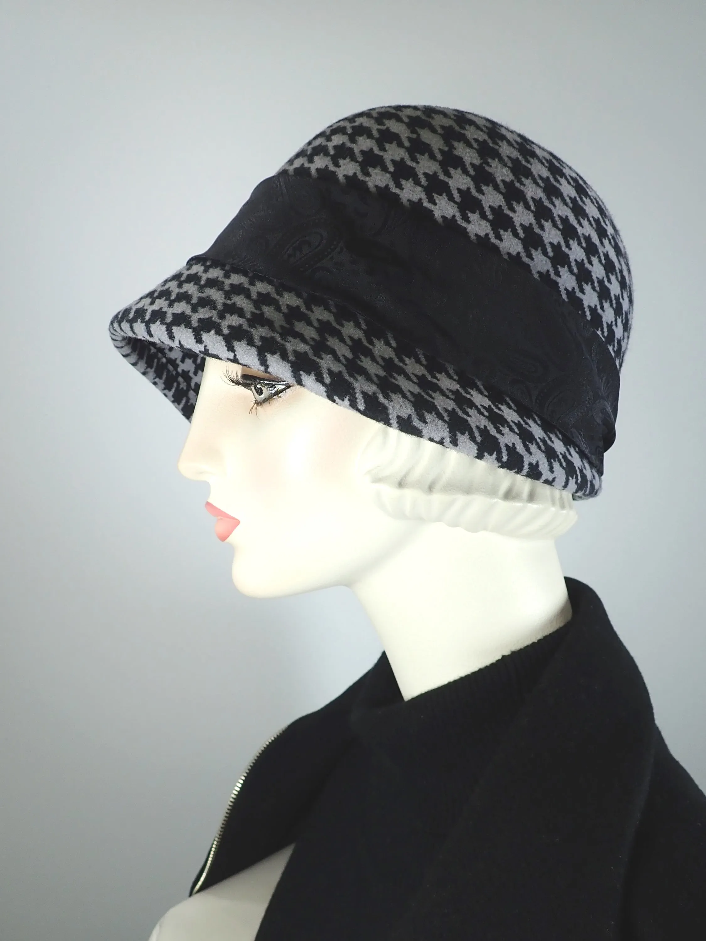 Womens black and gray hounds tooth winter cloche felt hat. 1920s style Hat. Downton Abbey hat. Ladies stylish flapper cloche.